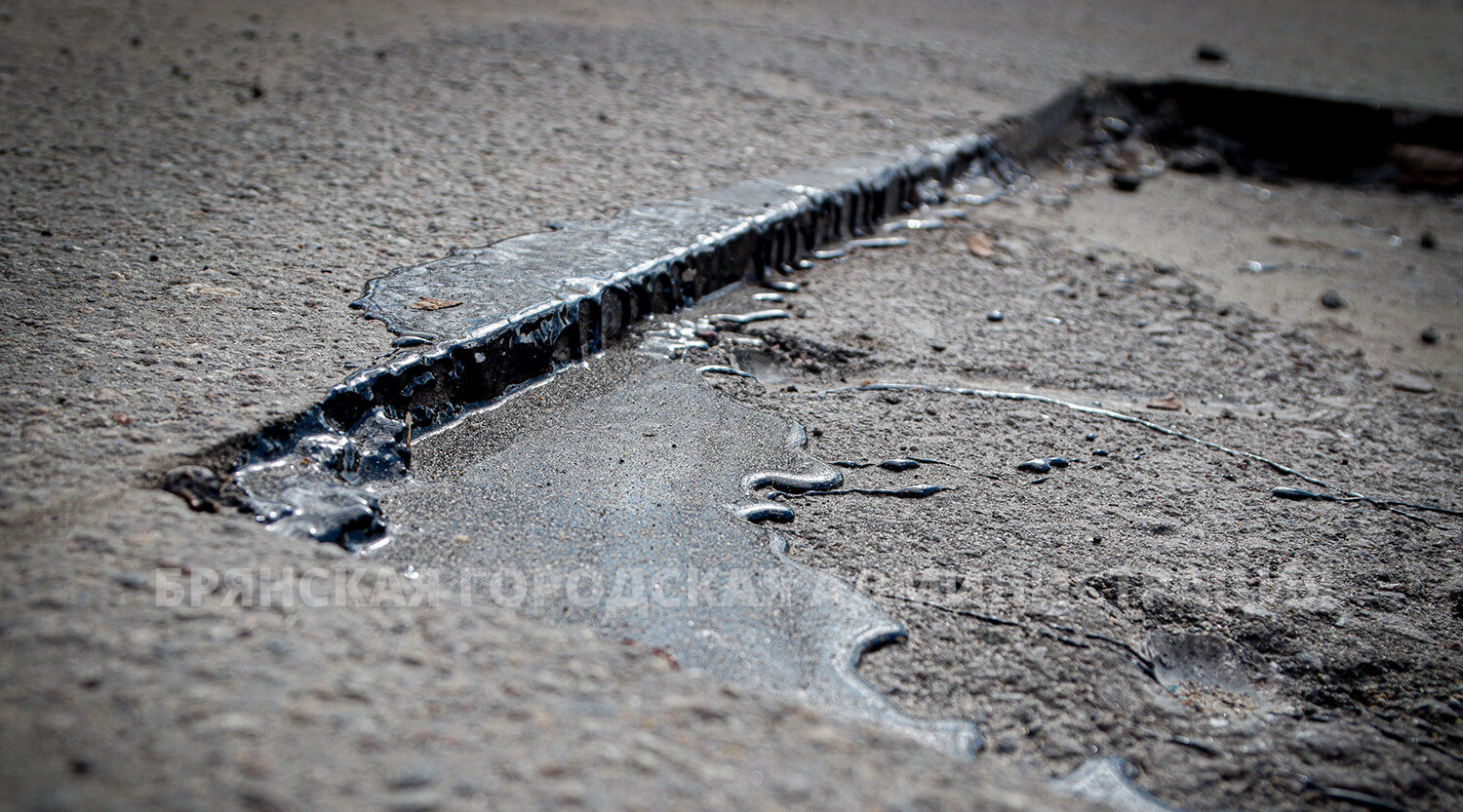 В Брянске чистят и ремонтируют дороги