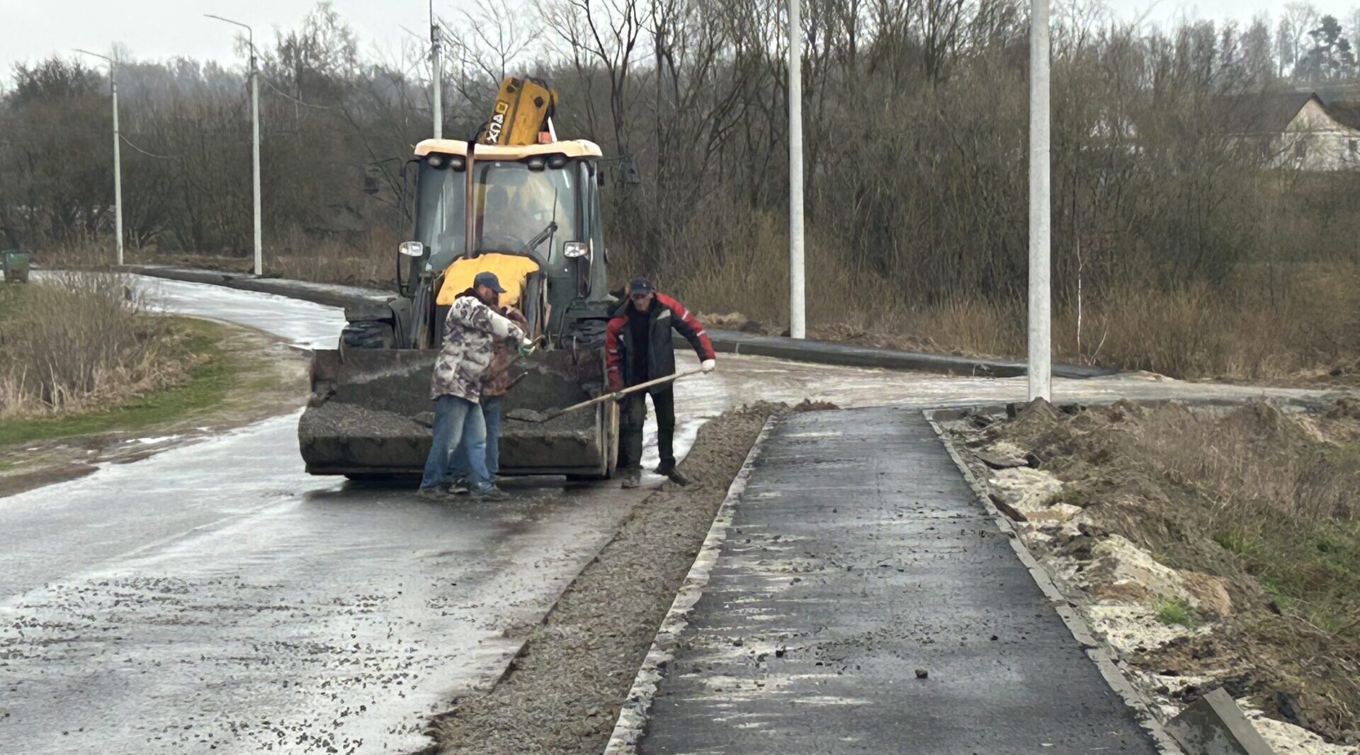 В деревне Погребы ведутся работы по оборудованию тротуаров