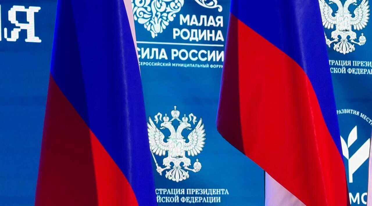 Полпред поздравил работников органов местного самоуправления с профессиональным праздником