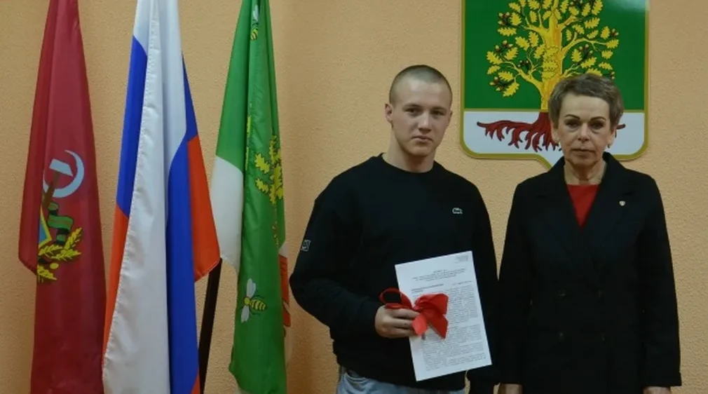 Сироте из Гордеевского района вручили ключи от квартиры