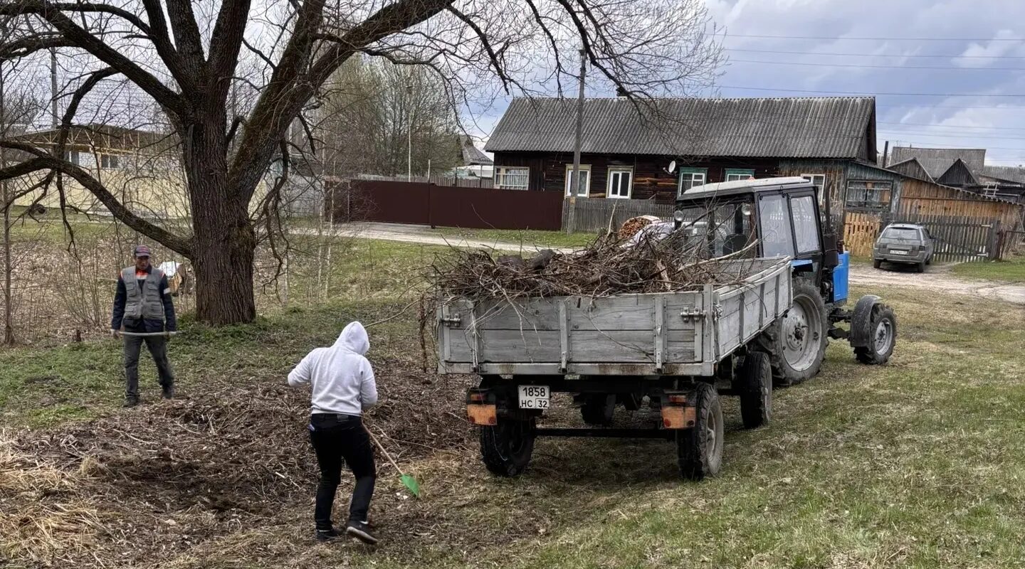 В Брянском районе прошел субботник
