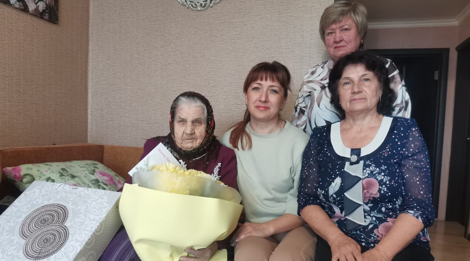 Долгожительницу из Дубровке поздравили с юбилеем