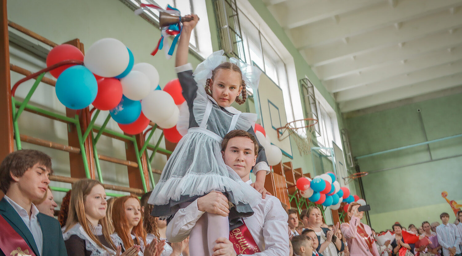 Брянские выпускники прощаются со школой