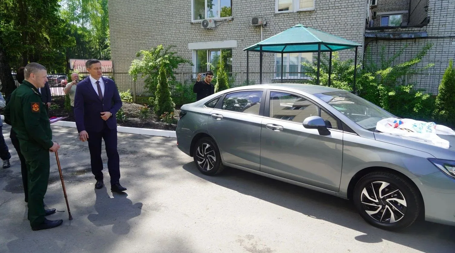 Врио губернатора Егор Ковальчук вручил ключи от автомобиля участнику СВО