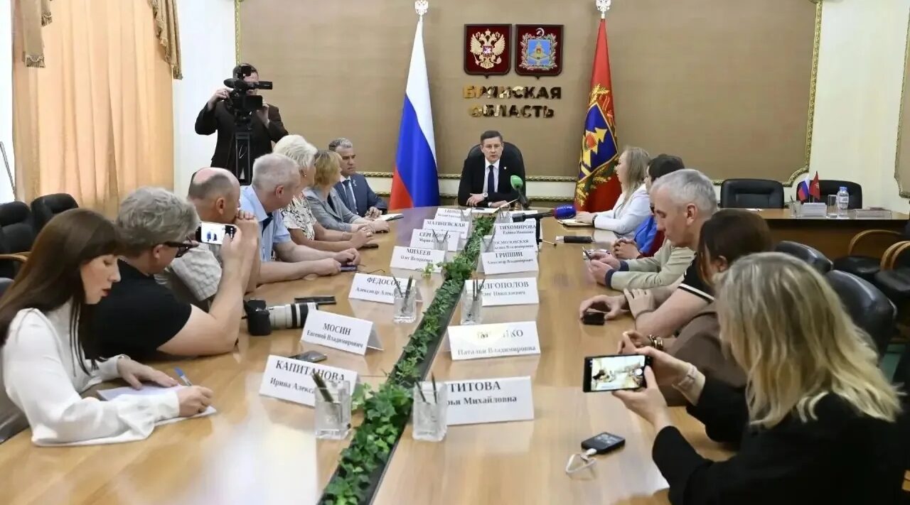 Егор Ковальчук провел брифинг с представителями региональных и федеральных СМИ