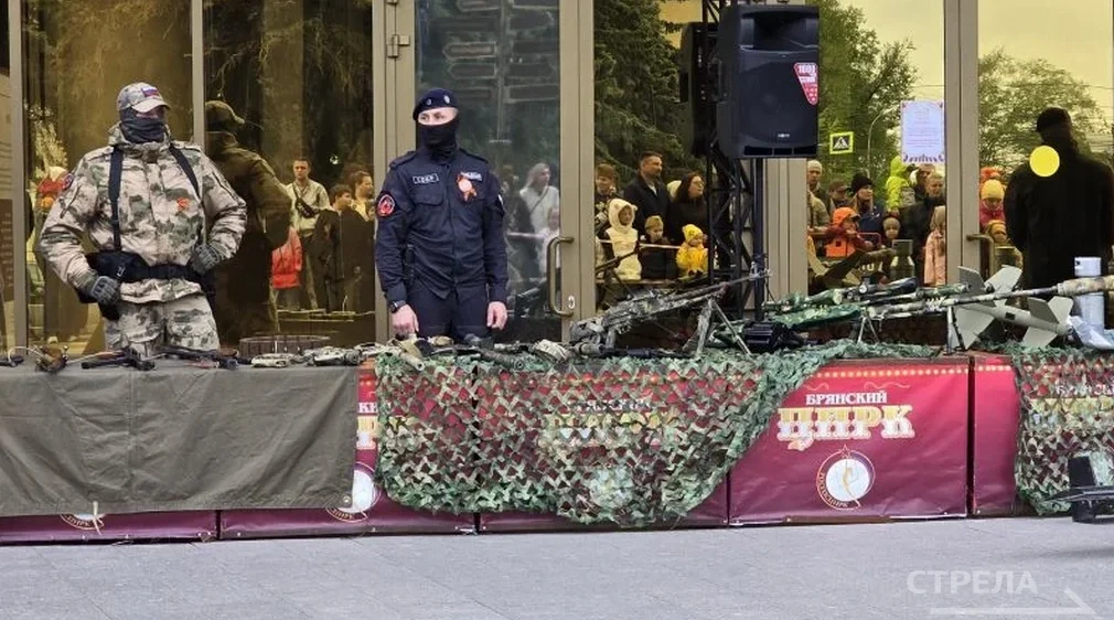 На площади звучали мелодии военных лет