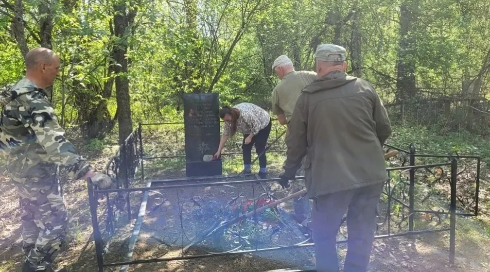 Лесничие благоустроили захоронения красноармейцев