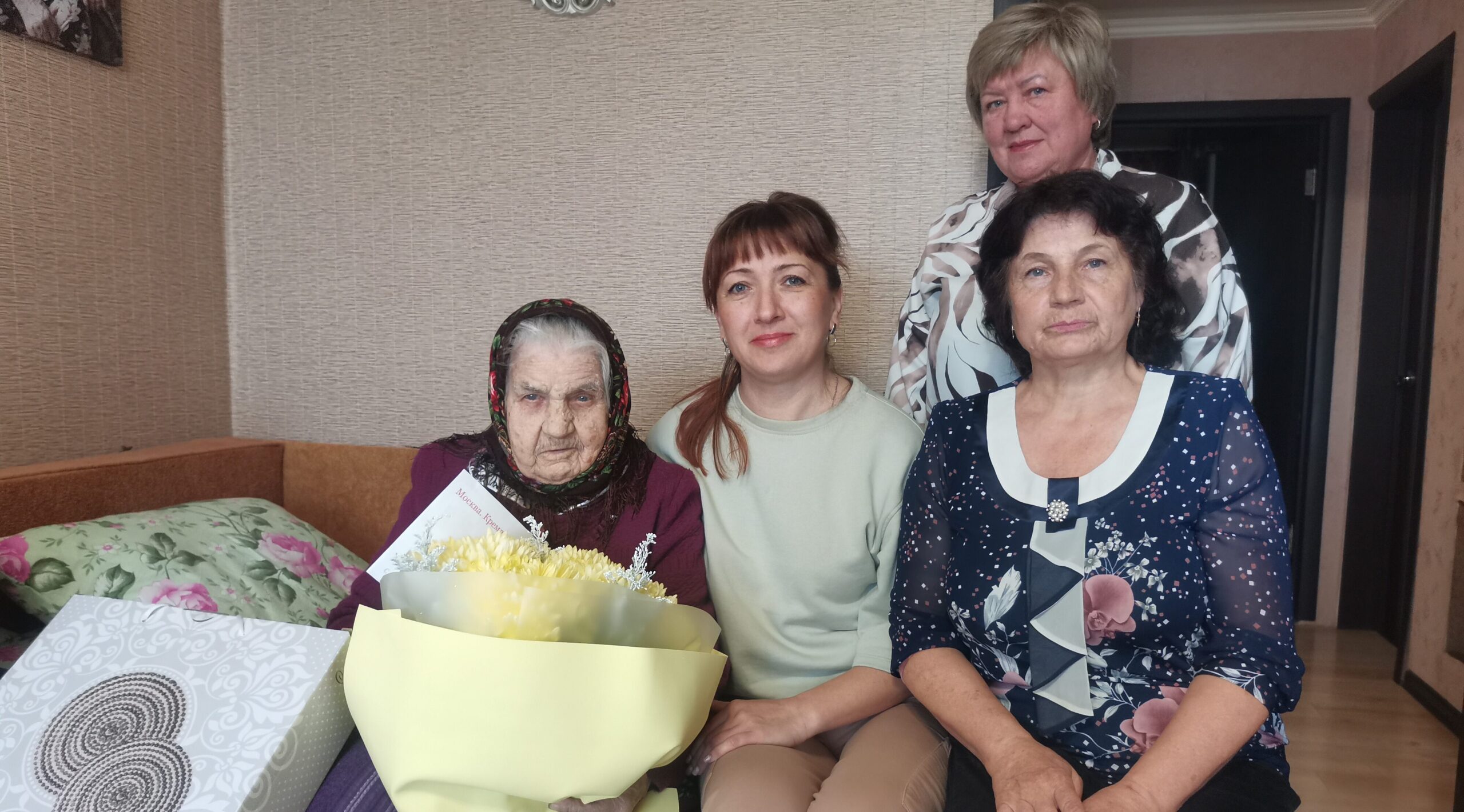 Долгожительницу из Дубровки поздравили с юбилеем