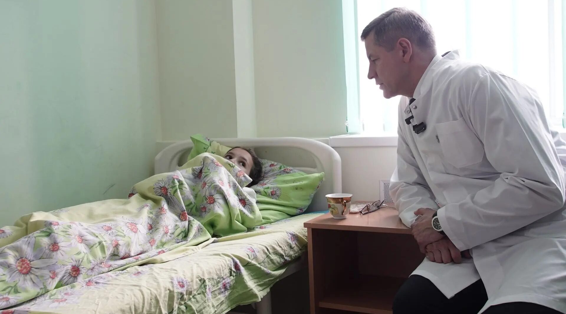 Егор Ковальчук навестил в больнице пострадавших от атаки на пассажирский автобус