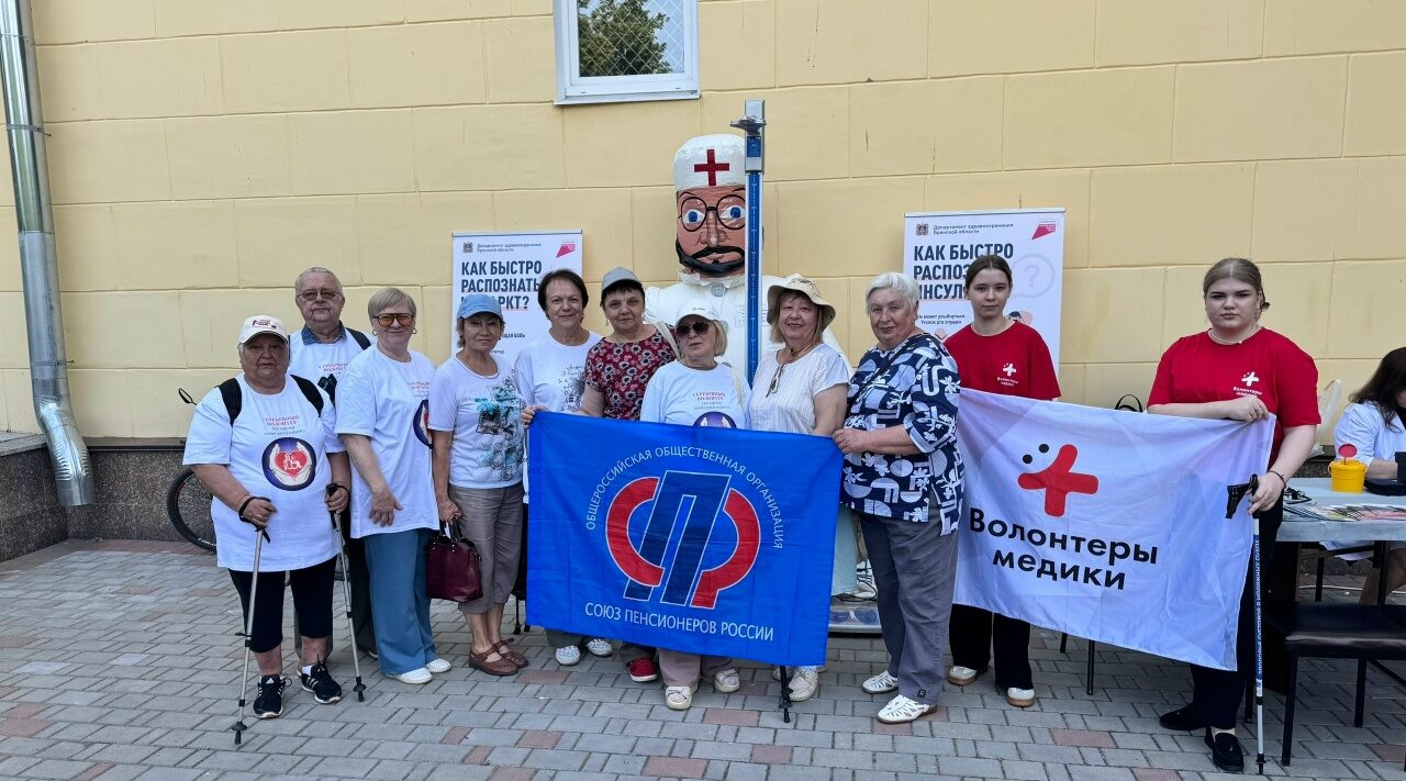 Волонтёры обучались технике скандинавской ходьбы