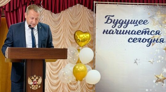 Гимназистам в Глинищеве вручили аттестаты