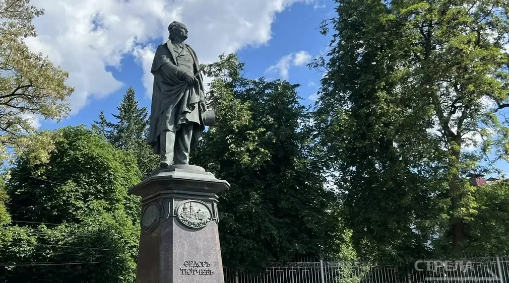 В Брянске прошел поэтический митинг в честь открытия 65-го Всероссийского праздника поэзии