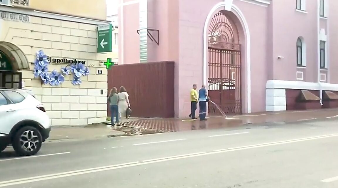 В Брянске продолжается уборка улиц