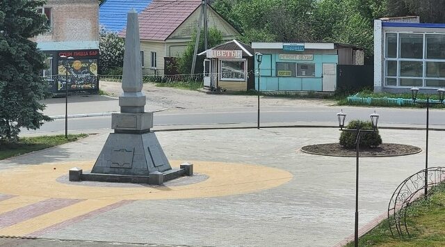 В Клетне ведутся работы по благоустройству сквера Славы