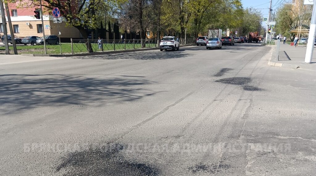С начала года в Брянске восстановлено более 20 400 квадратных метров асфальта