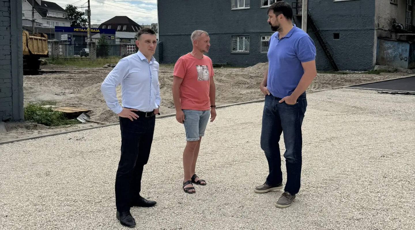 В Брянске асфальтируют «умную» спортивную площадку