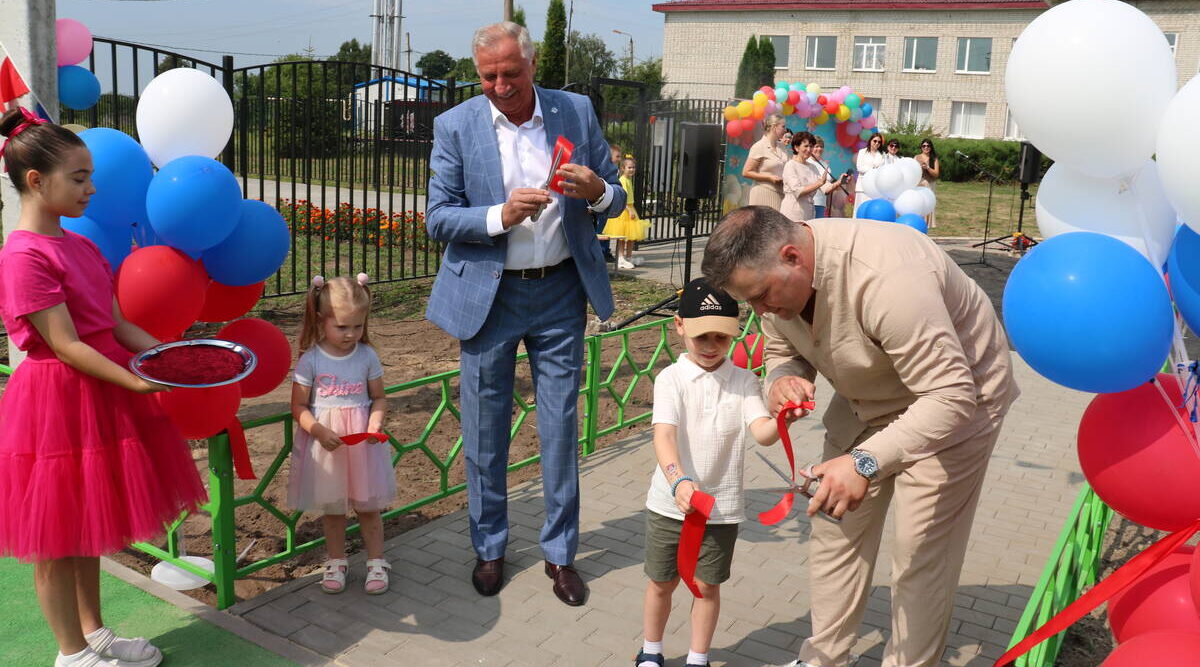 В Стародубском округе торжественно открыли новую детскую площадку