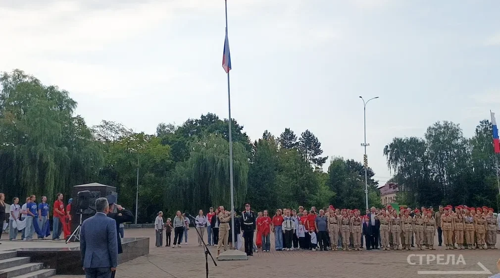 В Брянске над площадью Воинской славы торжественно подняли флаг России