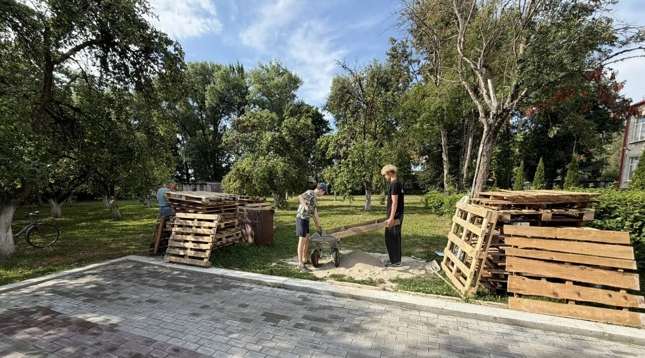 Сельские школьники приобщаются к миру труда