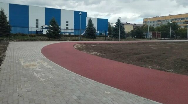 В Трубчевске продолжаются работы по благоустройству спортивной площадки по улице Заводская