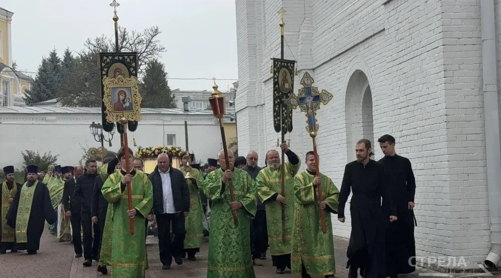 Крестный ход прошел вокруг Кафедрального собора Брянска