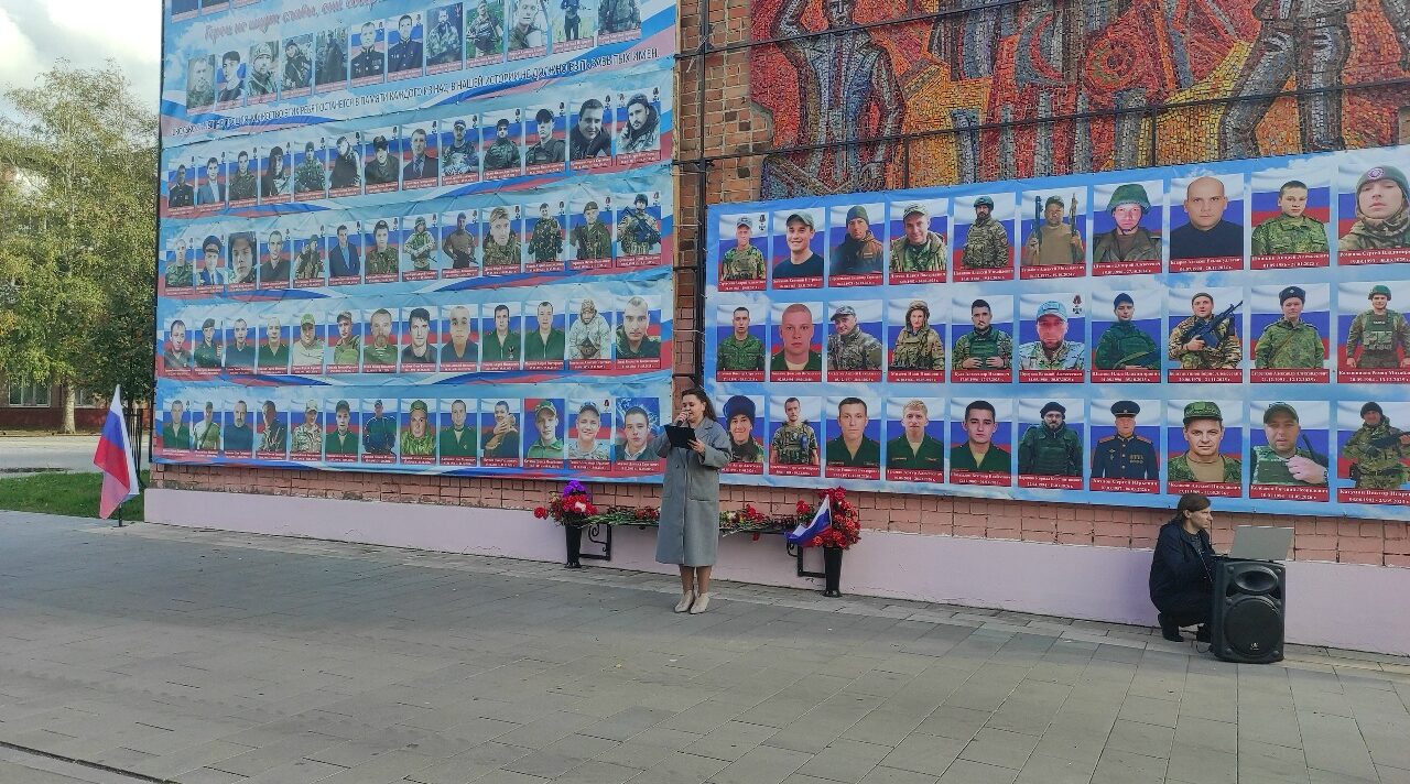 В Карачеве открылась фотовыставка «Семья Героя»
