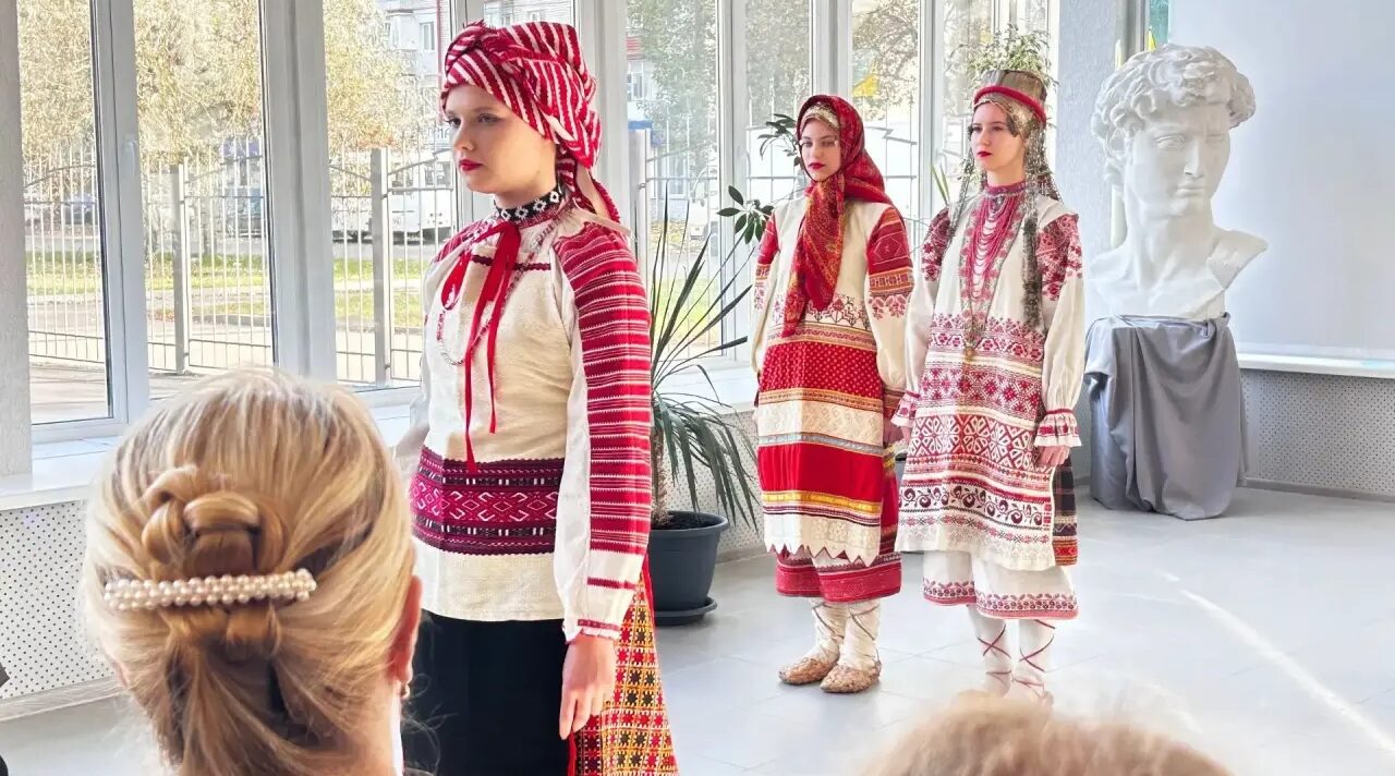 В Брянском колледже искусств прошло «Дефиле традиционных брянских костюмов»