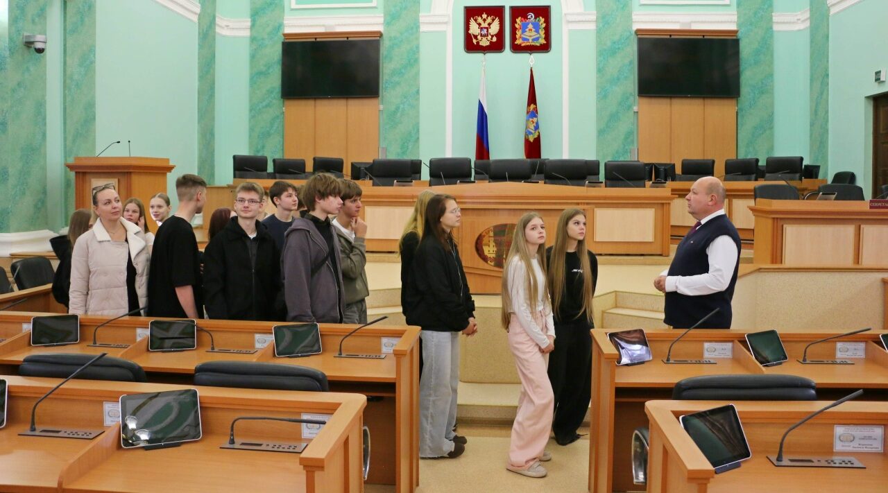 Для учащихся гимназии поселка Навля прошла экскурсия по Брянской облдуме