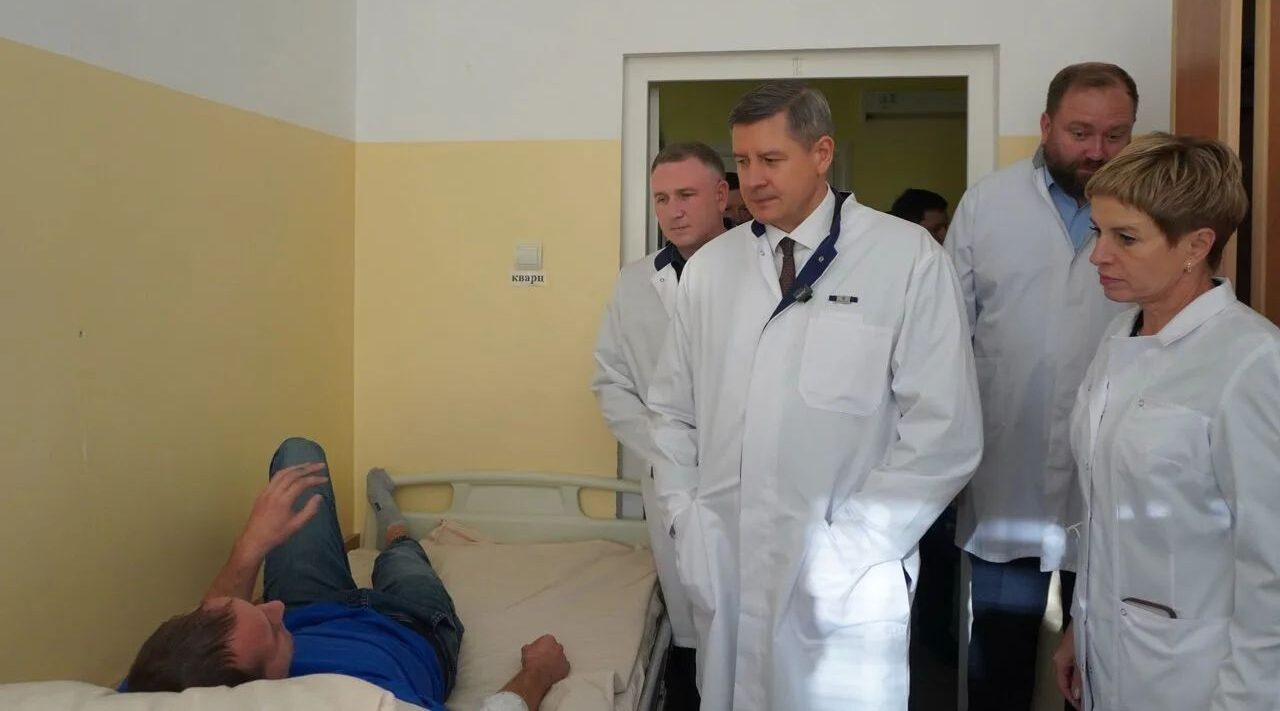 Губернатор встретился с пожарными, пострадавшими от взрыва во время тушения дома