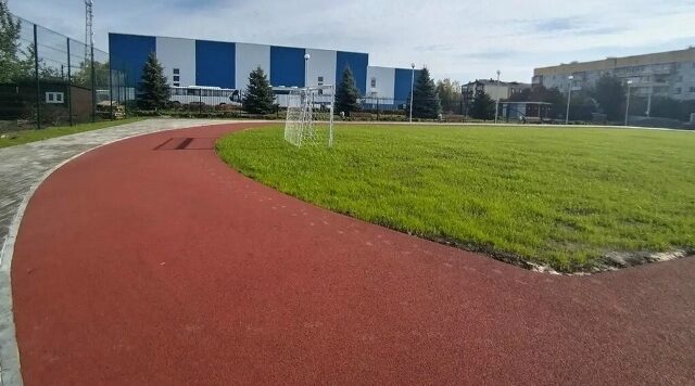 В Трубчевске продолжаются работы по благоустройству спортивной площадки