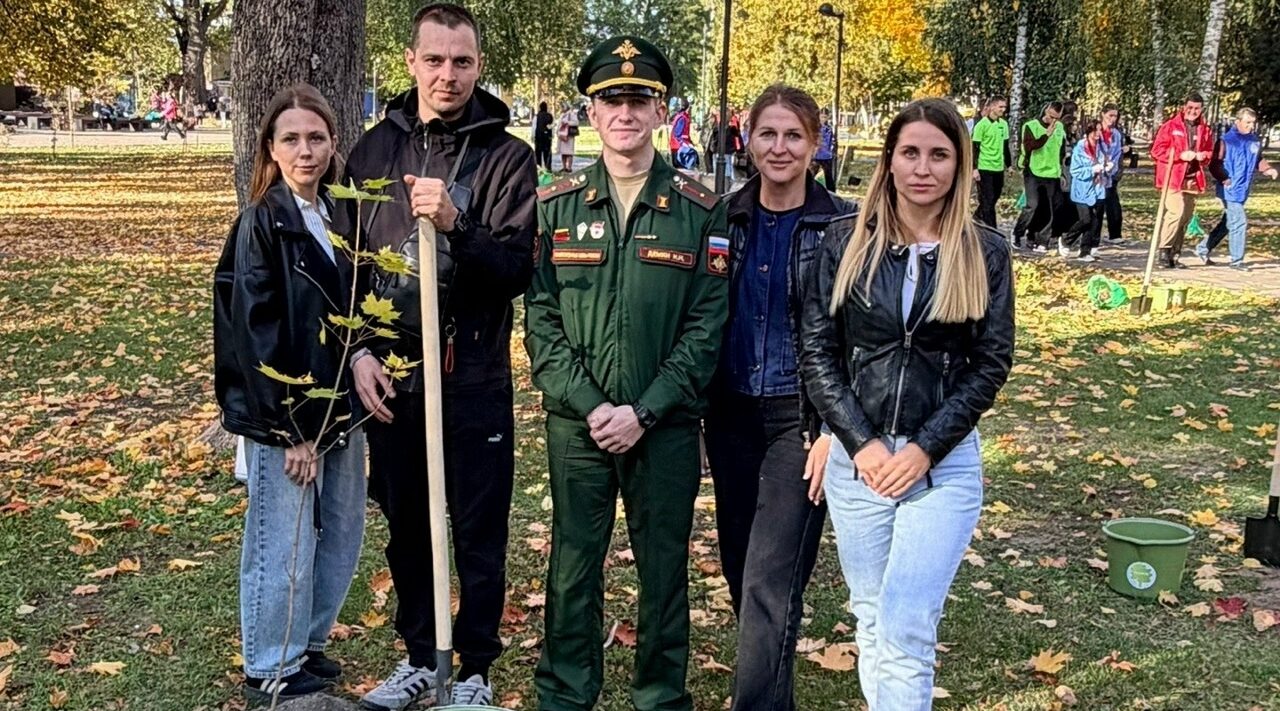 Ветераны СВО высадили деревья в Майском парке