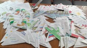 Школьники Брянского района пишут письма солдатам