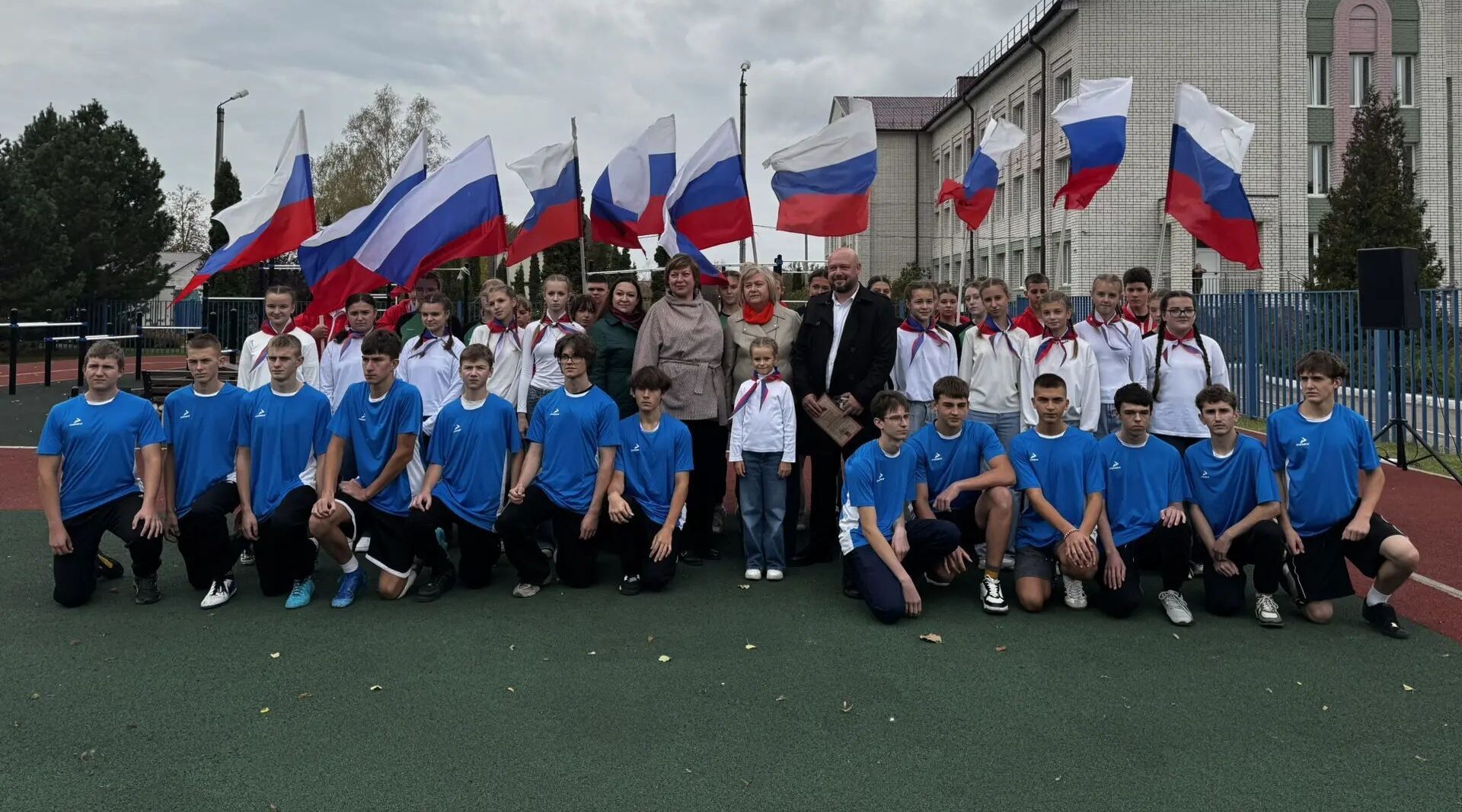 На территории школы №1 Унечи открыли новую современную спортивную площадку