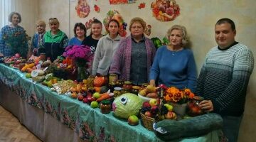 Праздничный стол ломился от изобилия